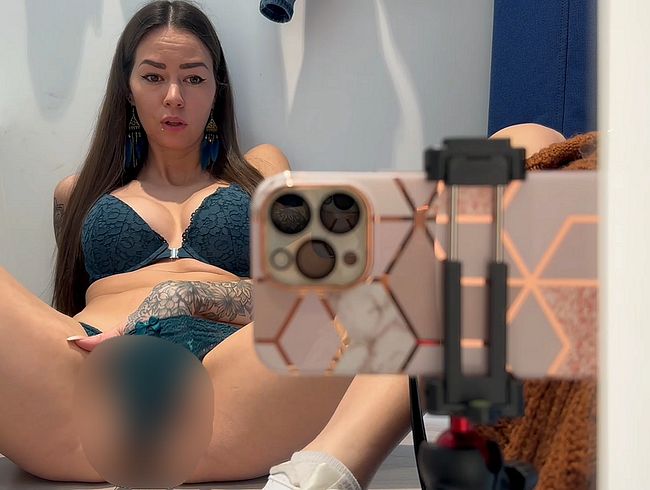 Noradevot's Porno Video: Public dil*ofi** in Umkleidekabine!